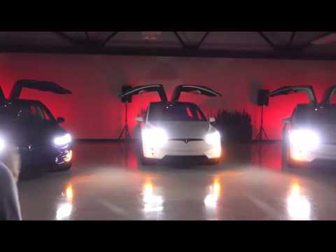 سيارة تسلا موديل x تحتفل بأعياد الميلاد بإضاءة ذكية