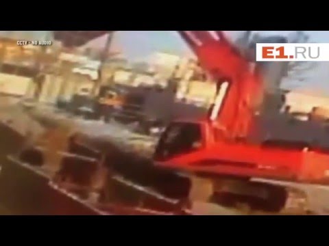 لحظة سقوط جرافة على رأس عامل