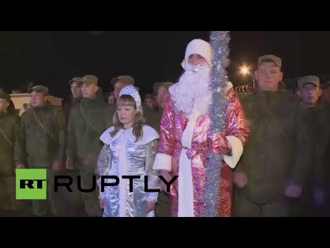 احتفال العسكريين الروس بحلول رأس السنة في قاعدة حميميم الجوية