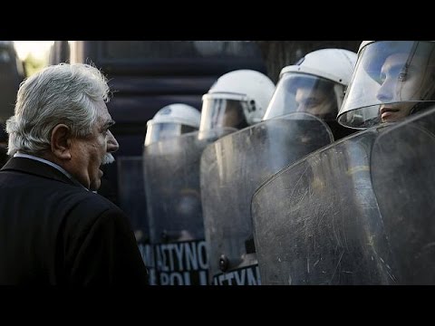مظاهرة عمالية في أثينا احتجاجا على الإصلاحات الاقتصادية
