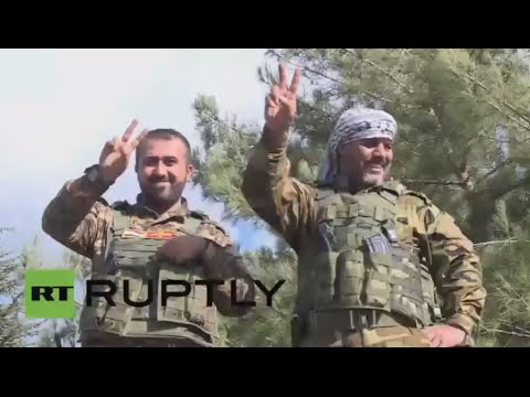 عناصر الجيش السوري يحتفلون بتحرير سلمى