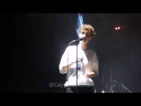 ضرب مطرب أسترالي بزجاجات المياه أثناء إحيائه حفلًا غنائيًّا