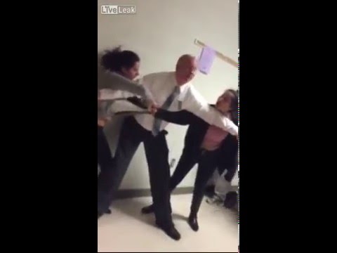 فيديو مدرس تدخل لفض مشاجرة بين طالبتين