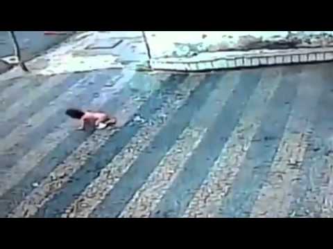 فيديو لقطات مروعة لطفلة تسقط من الطابق الثاني