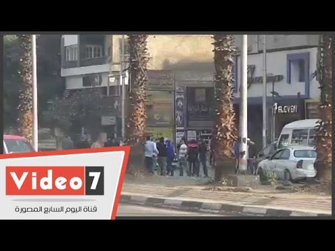 ملثمون يطلقون الألعاب النارية في الهواء