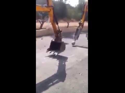 معدات البناء تلعب كرة القدم