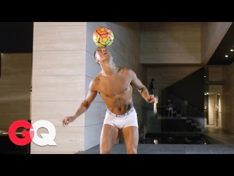بالفيديو كرستيانو يستعرض مهاراته في فري ستايل بملابسه الداخلية