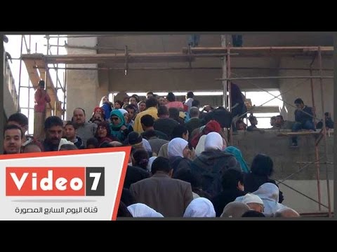 تكدُّس عشرات المواطنين أعلى كوبري أرض اللواء