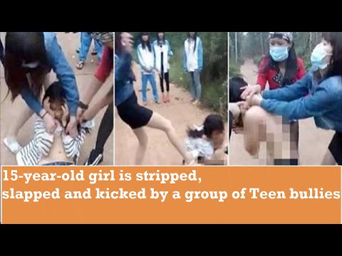 بالفيديو عصابة فتيات تجرد مراهقة من ملابسها في الشارع