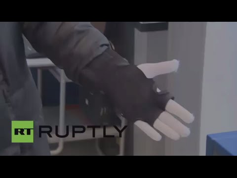 اختبار قفازات للكشف عن المعادن في أحد مطارات موسكو