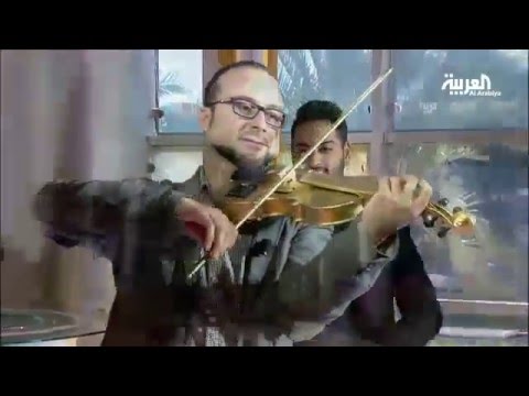 شاهد عازف كمان سوري أجبرته الحرب على العزف