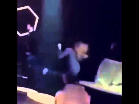 بالفيديو فتاة تقتحم المسرح وتطارد تامر حسني 