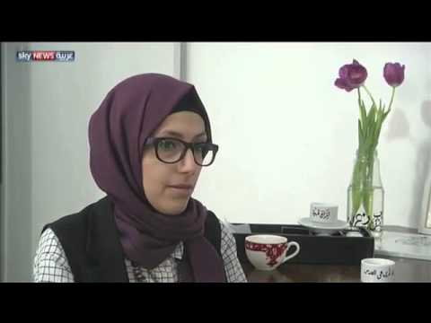 فلسطينية تخط الضاد على الخزف