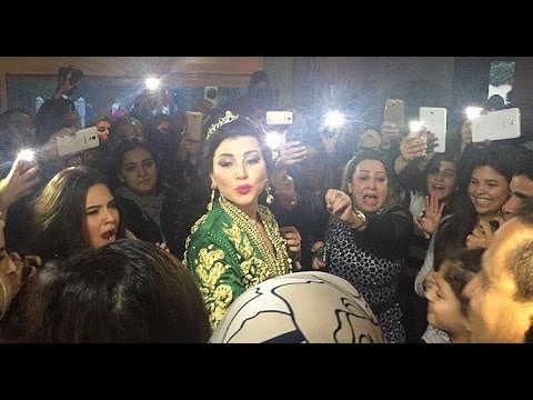 شاهد أب حنان لخضر يضرب شابًا