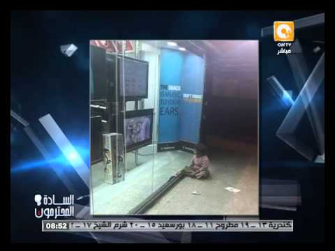 دهشة طفلة خلال مشاهدة فيلم كارتون