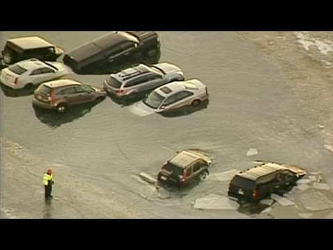 غرق جراج سيارات صنعه أميركيون فوق بحيرة متجمدة