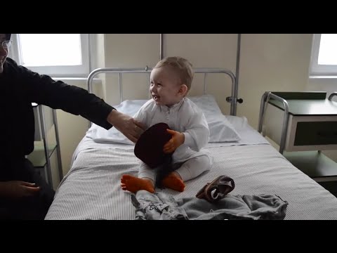 شاهد بالفيديو إجراء ختان الذكور وسط أجواء من الأخوة