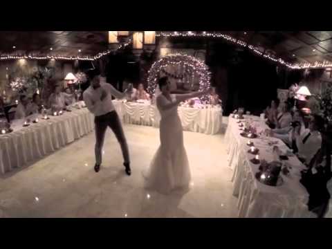 عروسان يشعلان حفل زفافهما