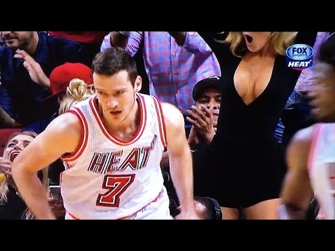 مشجعة تتحول إلى أحد مشاهير انستغرام بعد الظهور في مباراة nba