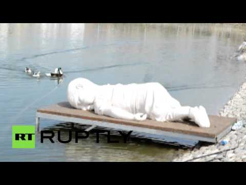 شاهد الكشف عن نحت للطفل السوري الغارق آلان كردي