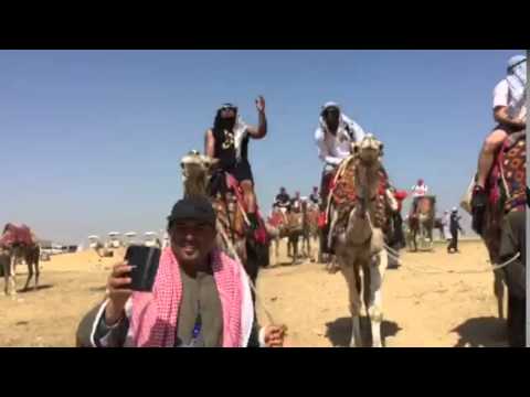 نجوم كرة القدم الأميركية يغنون على الجمال فى الأهرامات