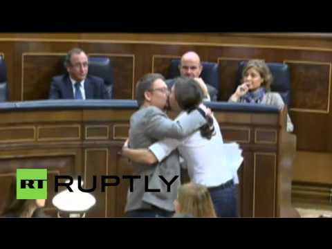 بالفيديو قبلة بين رجلين في البرلمان تثير ضجة