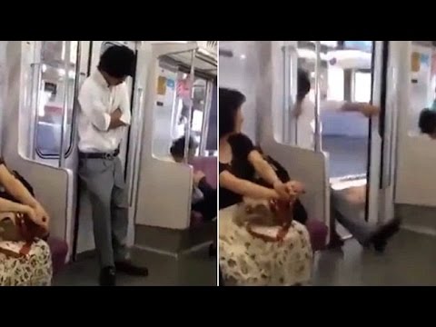 لحظة سقوط رجل مستندًا على باب عربة مترو