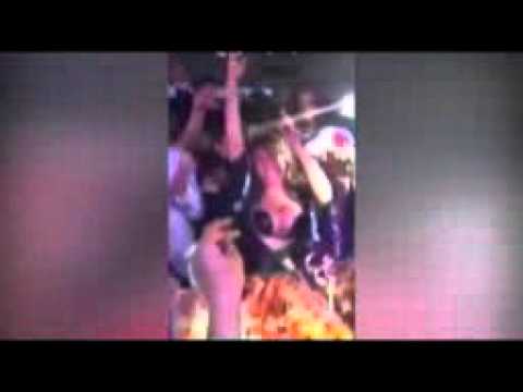 شاهد باسم سمرة يرمي النقود على لوسي في عيد ميلادها