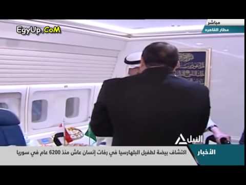 الرئيس المصري يقبل رأس العاهل السعودي