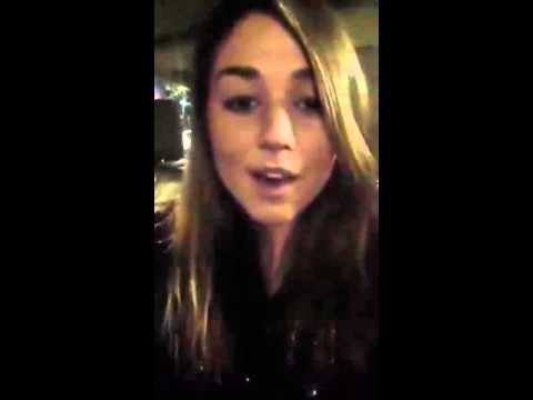 شاهد فتاة أجنبية تغني رائعة فيروز بكتب اسمك