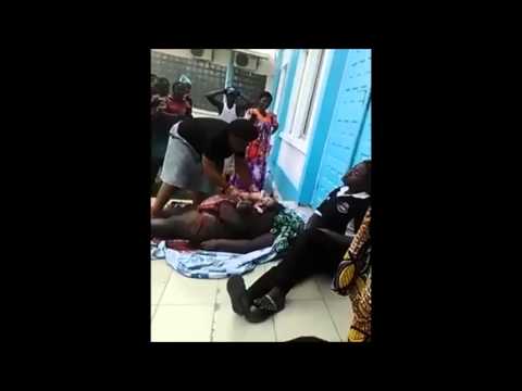 شاهد سيدة كاميرونية تشق بطن قريبتها الميتة لإخراج توأم منها