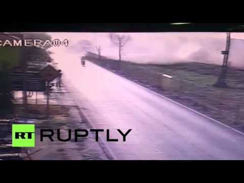 شاهد لحظة اصطدام قطار بحافلة سياحية في تايلاند