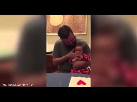 طفلة تشارك والدها العزف دون قصد