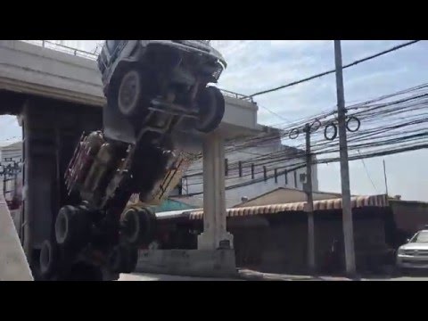 النسيان يعلق شاحنة بمقطورتها في كوبري