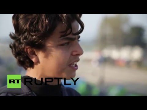 مغني راب سوري يقدم فنه في مخيم للاجئين