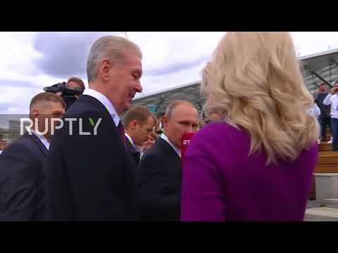 putin visits park opened in moscow for first time in 70 years