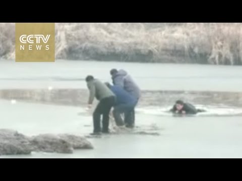 3 elderly men save man from drownin