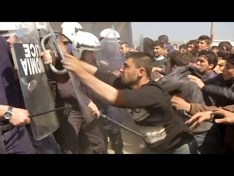 greece stranded refugees and migrants clash with police in idomeni