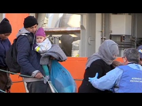 900 migrants reach italy as renzi vows