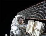 رواد الفضاء الروس يخرجون إلى الفضاء المفتوح