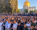 100 ألف فلسطيني يؤدون صلاة الجمعة الأولى من رمضان في المسجد الأقصى
