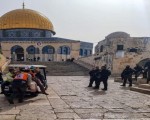 قوات الاحتلال توقف المصلين وتفحص بطائقهم قبل دخولهم المسجد الأقصي
