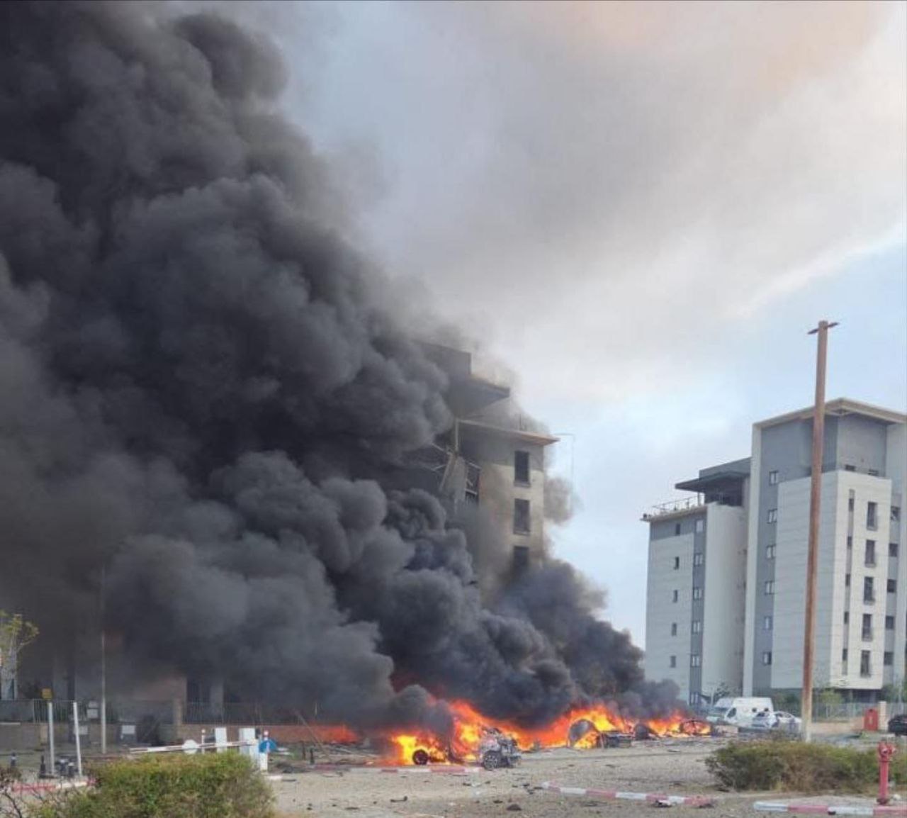 مصر اليوم - تل أبيب تشتعل وسكانها يهربون تحت القصف