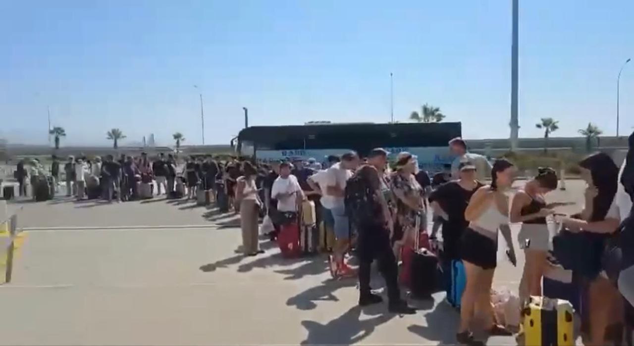 مصر اليوم - تل أبيب تشتعل وسكانها يهربون تحت القصف