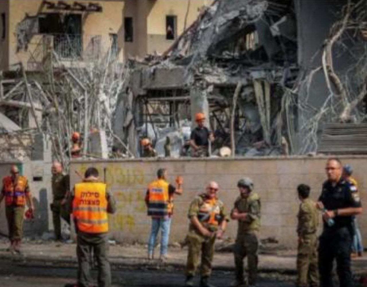 مصر اليوم - تل أبيب تشتعل وسكانها يهربون تحت القصف