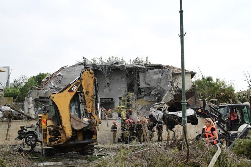 مصر اليوم - تل أبيب تشتعل وسكانها يهربون تحت القصف