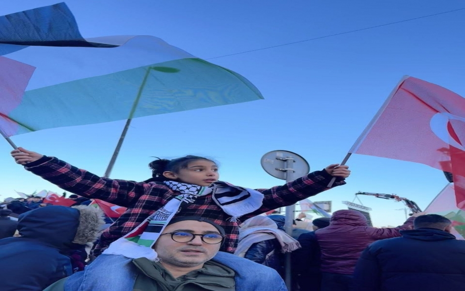 مئات الآلاف من الأتراك يخرجون في مظاهرة حاشدة فجر العام الجديد دعمًا لفلسطين ونصرة لغزة المحاصرة