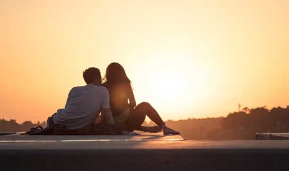   مصر اليوم - علامات تخبركِ كيف تعرفين أن خطيبك يحبكِ من دون كلام