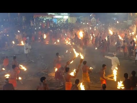 شاهد حرب كرات اللهب بين الهندوس بمهرجان النار في الهند