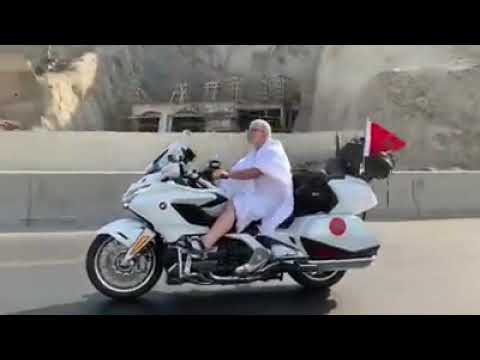شاهد مغربي يُؤدّي العمرة في الديار المقدسة على دراجة نارية